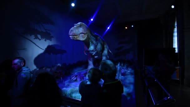 自然史博物館でティラノサウルスのアニマトロニクスを見ている子供たち — ストック動画
