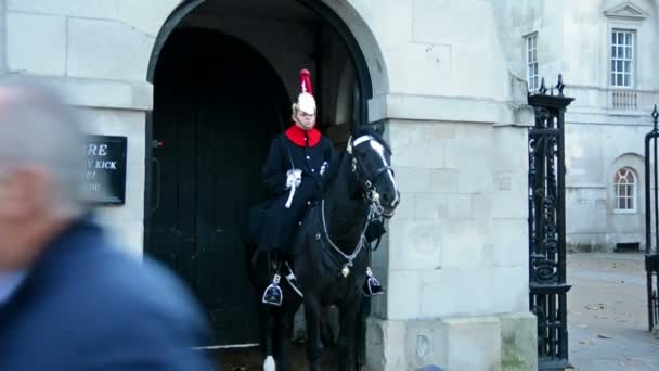 Royal horse guard at the entrance of the Whitehall — Stock Video
