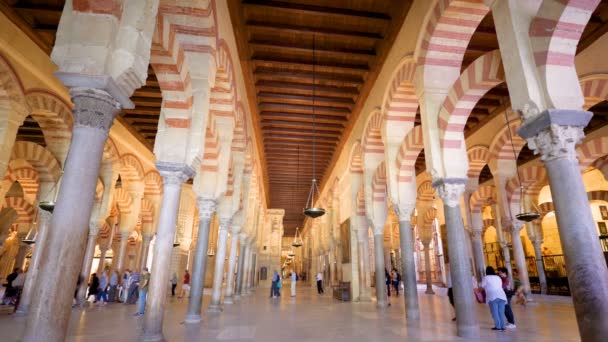 西班牙科尔多瓦 2018年6月 科尔多瓦清真寺大教堂的内部景观 慢动作 — 图库视频影像