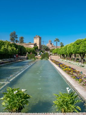 Cordoba, İspanya. Aralık 2018. Turistler Alcazares de los Reyes bahçelerini ziyaret ediyorlar.