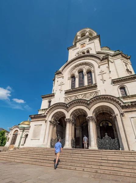 Jonge Kaukasische Man Maakt Foto Aan Alexander Nevsky Kathedraal Sofia — Stockfoto