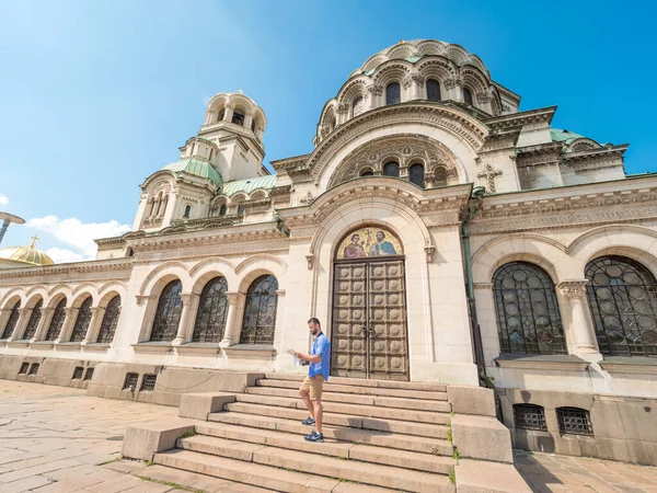 Joven Hombre Caucásico Toma Fotos Catedral Alexander Nevsky Sofía Bulgaria — Foto de Stock