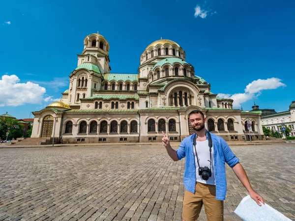 Divertido Joven Caucásico Con Mapa Visitando Catedral Alexander Nevsky Sofía — Foto de Stock