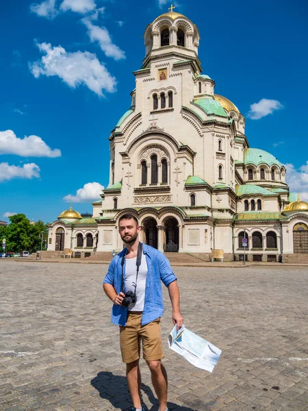 Jonge Kaukasische Man Met Een Kaart Die Alexander Nevsky Kathedraal — Stockfoto