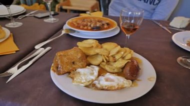 İspanyol yemeği. Kızarmış patates, kızarmış yumurta, sucuk, domuz yağında pişirilmiş siyah sosis ve domuz eti kombinasyonu.