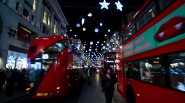 Londra, Birleşik Krallık. Kasım 2016 dolayları. Oxford Caddesi 'nde Noel ışıkları olan insanlar ve trafik