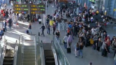 Malaga, İspanya. Temmuz 2018 dolaylarında. Bir havaalanının terminalindeki kalabalığın zamanlaması. Kamera yürüyenleri takip eder.
