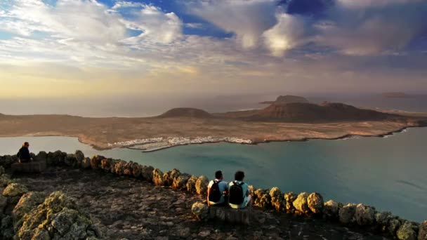 Mirador del Rio. Lanzarote. Isole Canarie. Spagna. I turisti a Lanzarote punto di vista durante il tramonto . — Video Stock