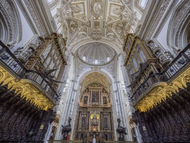 Cordoba, İspanya. Aralık 2018. Cordoba Camii Katedrali 'nin sunağını ziyaret eden turistler