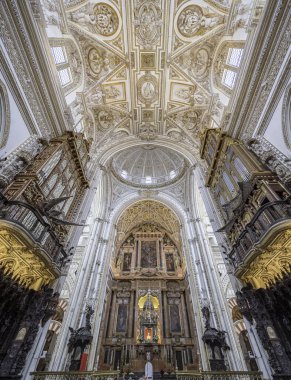 Cordoba, İspanya. Aralık 2018. Cordoba Camii Katedrali 'nin sunağını ziyaret eden turistler
