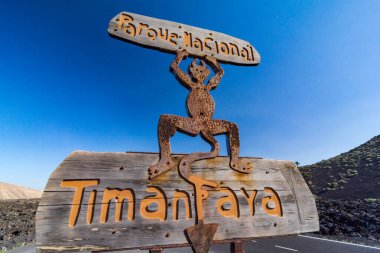 Lanzarote, İspanya. Şubat 2019 civarı. Timanfaya yanardağlarının girişindeki işaret, Lanzarote, Kanarya Adaları 'ndaki park yeri.