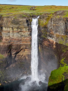 İzlanda 'daki Haifoss şelalesinin manzarası. Doğa ve macera kavramı.