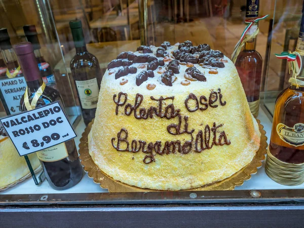 Büyük Sarı Geleneksel Polenta Pastası Vitrinde — Stok fotoğraf