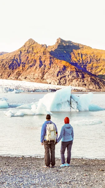 Ісландський Ландшафт Пара Туристів Які Відвідали Льодовик Фянлсарлон Лагуну Під — стокове фото