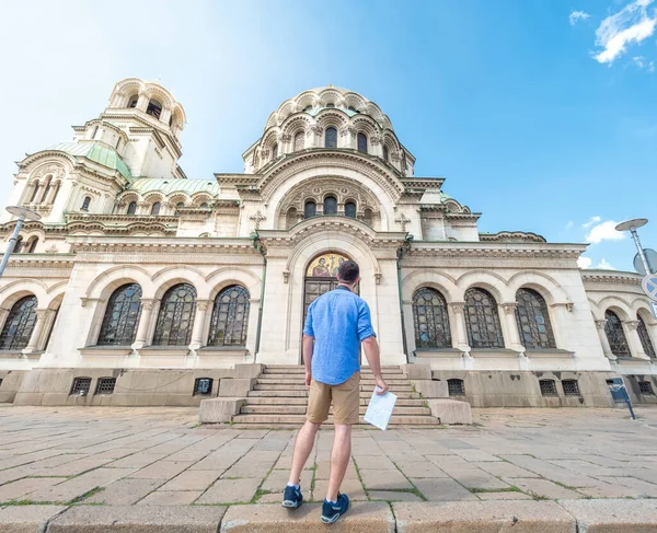 Junger Kaukasischer Mann Mit Karte Der Die Alexander Nevsky Kathedrale — Stockfoto