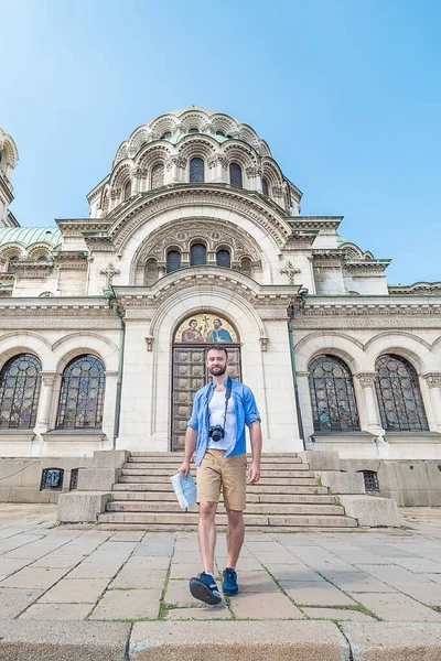 Joven Hombre Caucásico Con Mapa Visitando Catedral Alexander Nevsky Sofía — Foto de Stock