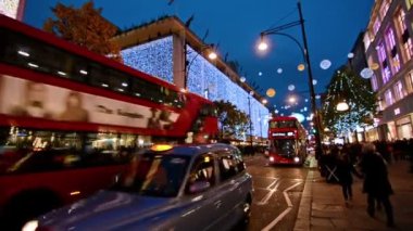 Londra, Birleşik Krallık. Kasım 2016 dolayları. Oxford Caddesi 'nde Noel ışıkları olan insanlar ve trafik