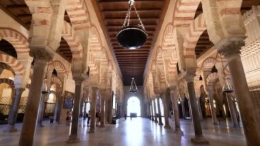 Cordoba, İspanya. Aralık 2018. Cordoba Camii Katedrali 'nin iç manzarası.