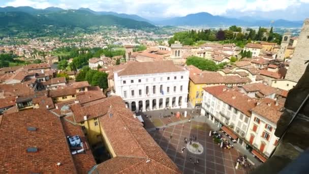 Panorama aérien de la Basilique Santa Maria Maggiore et de la Cappella Colleoni à Citta Alta de Bergame, Italie par une journée ensoleillée — Video