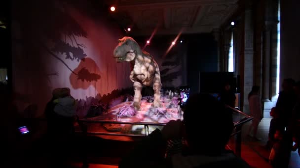 Dzieci oglądające animatronikę tyranozaura w Muzeum Historii Naturalnej — Wideo stockowe