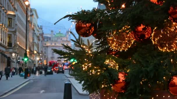 Juletre Londons Gater Nær Røde Busser Bakgrunnen – stockvideo