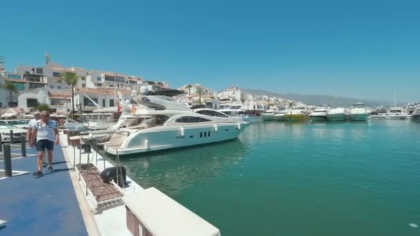 Malaga Spanien Circa Februari 2019 Panorama Puerto Banus Lyxig Hamn — Stockvideo