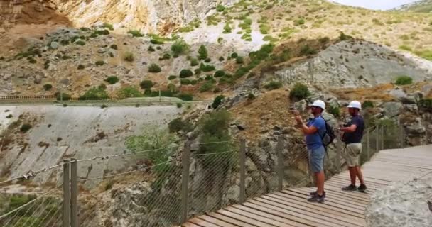 スペインのマラガ 2016年9月 晴れた日には Desfiladero Los Gaitanesの峡谷で写真を撮る人々 スペインのマラガ — ストック動画