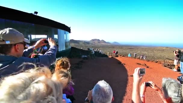 Lanzarote, Hiszpania. Grudzień 2015. Turyści oglądają pokaz gejzerów w parku Timanfaya — Wideo stockowe