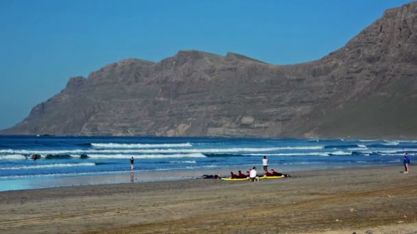 Lanzarote, Spanje. December 2015.Surfers in Famara strand — Stockvideo