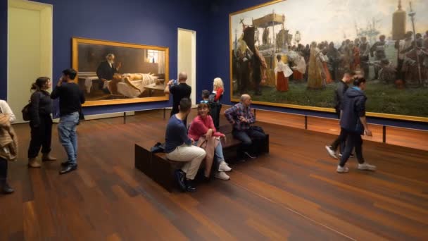 スペインのマラガ 2019年7月頃 パラシオ アドゥアナの絵画を楽しむ観光客 マラガ博物館 — ストック動画