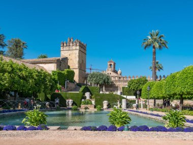 Cordoba, İspanya. Aralık 2018. Turistler Alcazares de los Reyes bahçelerini ziyaret ediyorlar.
