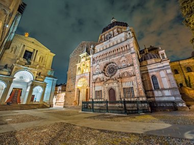 İtalya, Bergamo Citta Alta 'da Santa Maria Maggiore Bazilikası ve Cappella Colleoni cephesi.