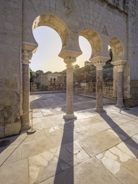 İspanya 'nın Cordoba kentindeki Medina Azahara harabelerindeki Arap kemerinin ayrıntıları..