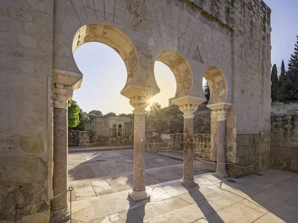 İspanya 'nın Cordoba kentindeki Medina Azahara harabelerindeki Arap kemerinin ayrıntıları..