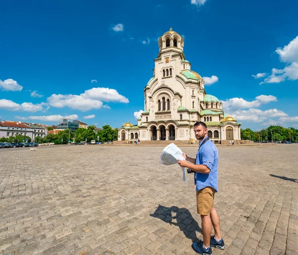 Jonge Kaukasische Man Met Een Kaart Die Alexander Nevsky Kathedraal — Stockfoto