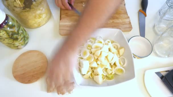 Time lapse of the preparation of a leak chucrut with pear and ginger. Fermented food recipe. — Stock Footage Time Lapse Preparation Leak Chucrut Pear Ginger Fermented Food Recipe Video Clip