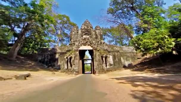 Hombre Bicicleta Bosque Seam Reap — Vídeos de Stock