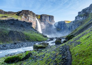 İzlanda 'daki Haifoss şelalesinin manzarası. Doğa ve macera kavramı.
