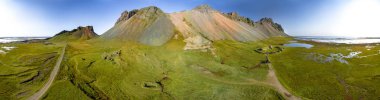 Stokksnes 'de Viking köyü olan 360 derece İzlanda havası. Güneşli bir günde Vestrahorn Dağı 'nın 360 manzarası. 