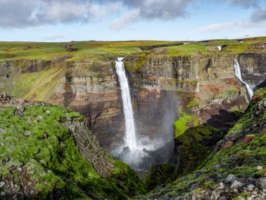 İzlanda 'daki Haifoss şelalesinin manzarası. Doğa ve macera kavramı.