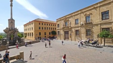 Cordoba, İspanya. Haziran 2018. Katedralde gezen turistler ve yerliler.