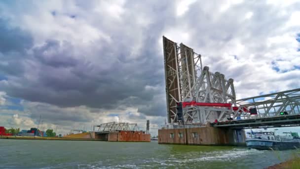 Tijdsverloop van de automatische verplaatsbare brug in de haven van Antwerpen. — Stockvideo