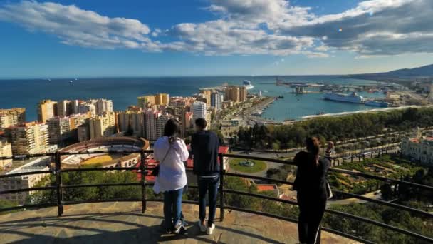 Turisták Kilátásban Naplementekor Kilátás Városra Kikötőre Sétahajókra Malaga Spanyolország — Stock videók