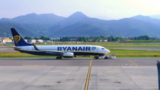 Bergamo Italië Circa Mei 2018 Een Ryanair Vliegtuig Taxiën Een — Stockvideo