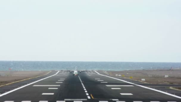 Avion Décollant Dans Aéroport Avec Mer Arrière Plan — Video