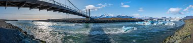 İzlanda 'nın en turistik yerlerinden biri olan Jokulsarlon buzulu ve nehirde yüzen buzdağlarının panoraması.