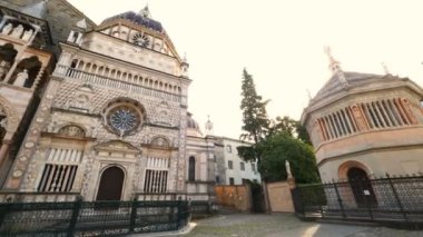 Pizza Doumo, Santa Maria Maggiore Bazilikası, Cappella Colleoni ve Citta Alta Katedrali güneşli bir günde