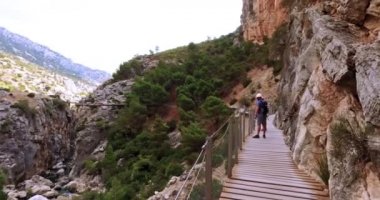 Malaga, İspanya. Eylül 2016 civarı. İspanya 'nın Malaga bölgesindeki Gorge Chorro bölgesinde Royal Trail' de yürüyüş yapan insanlar (El Caminito del Rey)
