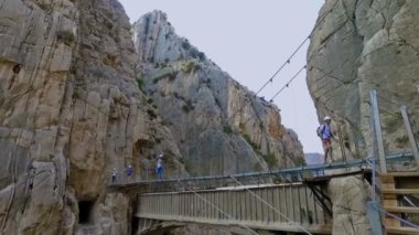 Malaga, İspanya. Eylül 2016 civarı. İspanya 'nın Malaga bölgesindeki Gorge Chorro' da bulunan Royal Trail 'deki (El Caminito del Rey) asma köprüden geçen insanlar