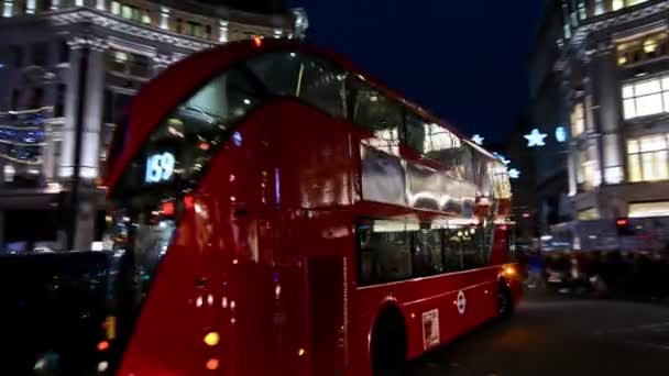 イギリス ロンドン 2016年11月 オックスフォードサーカスのクリスマスライト付きの人々と交通 — ストック動画
